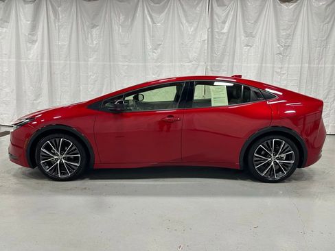 Used 2025 Toyota Prius XLE image 4