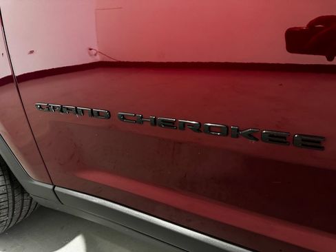 Used 2025 Jeep Grand Cherokee Altitude AWD/4WD image 35