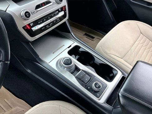 Used 2021 Ford Explorer XLT image 15