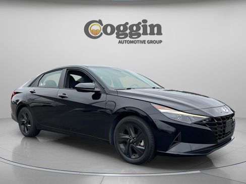Used 2023 Hyundai Elantra SEL w/ Cargo Package image 7
