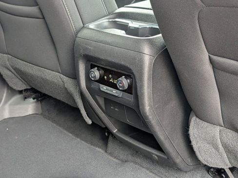 Used 2025 Chevrolet Traverse LT image 32