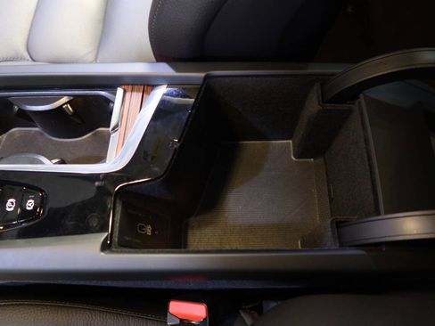 Used 2025 Volvo V60 B5 Cross Country Plus image 37