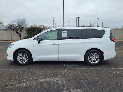 Used 2024 Chrysler Pacifica Touring-L image 3