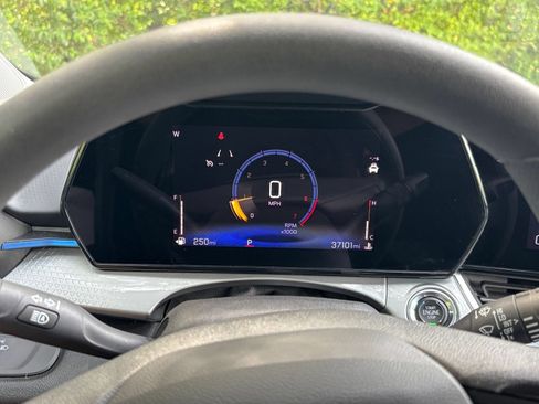 Used 2025 Chevrolet Trax LT FWD image 34