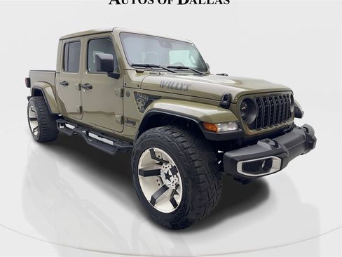 Used 2025 Jeep Gladiator Sport w/ Premium Package image 4