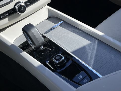 Certified 2025 Volvo XC60 T8 Plus w/ Protection Package Premier image 26