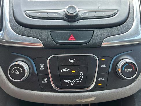 Used 2019 Chevrolet Equinox LS FWD image 29