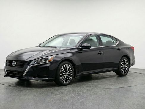 Used 2025 Nissan Altima 2.5 SV FWD image 3
