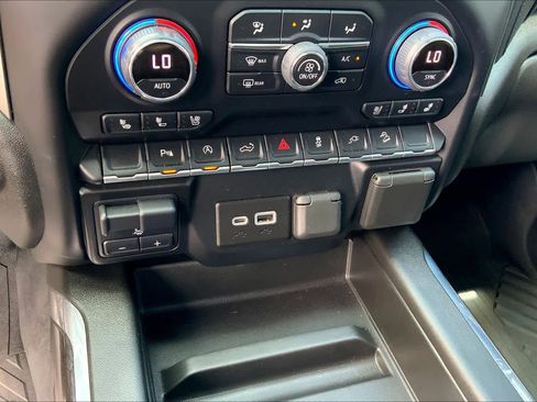 Used 2022 Chevrolet Silverado 1500 LTZ AWD/4WD image 35