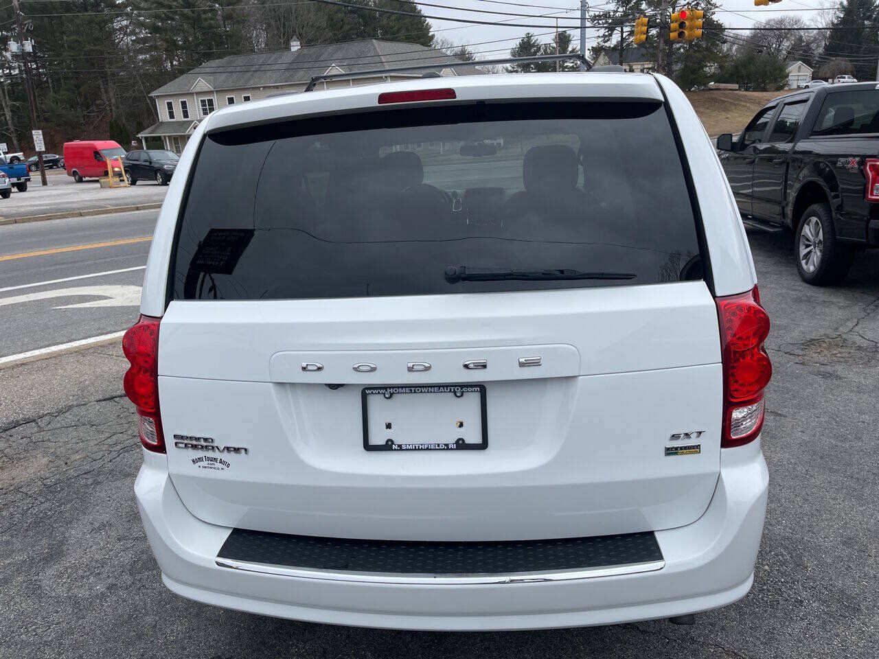 Used 2017 Dodge Grand Caravan SXT FWD image 3