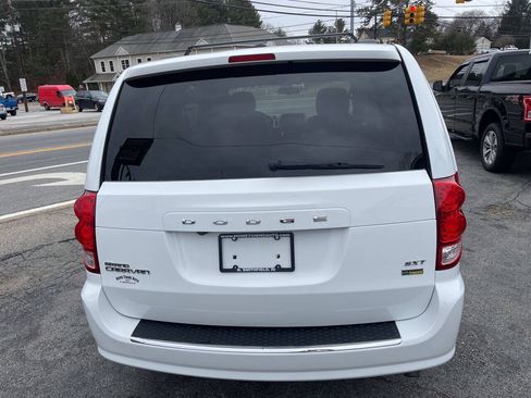 Used 2017 Dodge Grand Caravan SXT FWD image 3