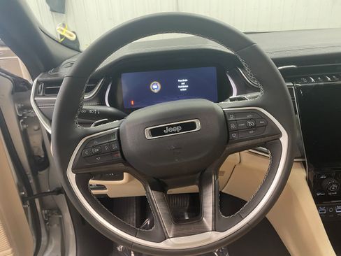 Used 2024 Jeep Grand Cherokee Limited image 15