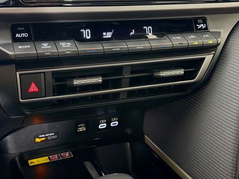 Used 2025 Toyota Camry SE image 14