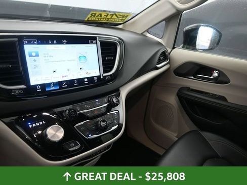 Used 2024 Chrysler Pacifica Touring-L image 24