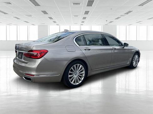 Used 2017 BMW 740i image 4