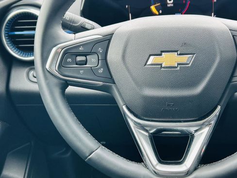 Used 2025 Chevrolet Trax LT w/ Driver Confidence Package image 16