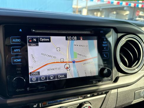 Used 2017 Toyota Tacoma TRD Off-Road w/ Premium & Technology Package image 18