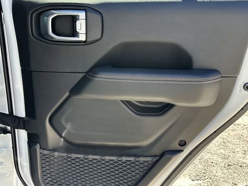 Used 2023 Jeep Wrangler Unlimited Sahara image 17