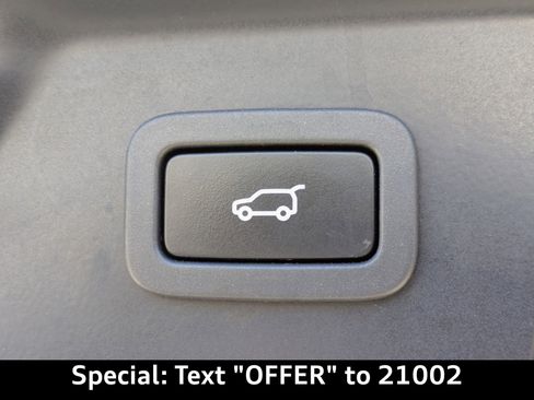 Used 2019 Land Rover Range Rover Velar R-Dynamic SE image 15