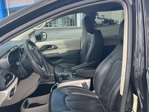 Used 2023 Chrysler Pacifica Touring-L FWD image 26