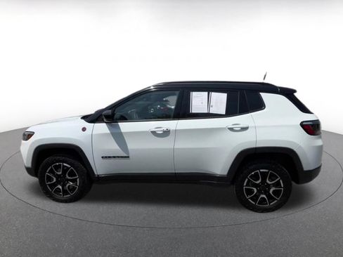 Used 2025 Jeep Compass Trailhawk AWD/4WD image 9