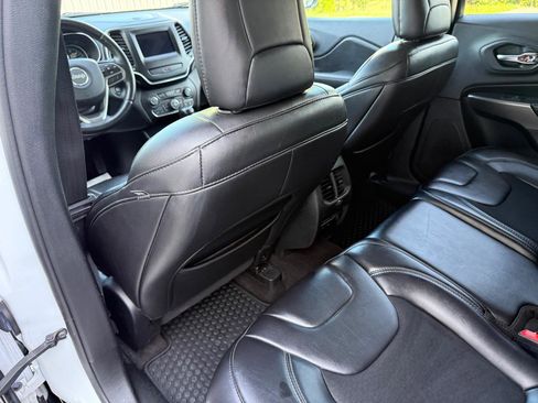Used 2019 Jeep Cherokee Latitude Plus w/ Comfort/Convenience Group AWD/4WD image 27