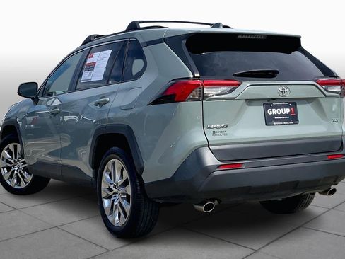 Used 2021 Toyota RAV4 XLE Premium image 12