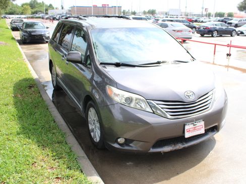 Used 2015 Toyota Sienna XLE AWD/4WD image 2