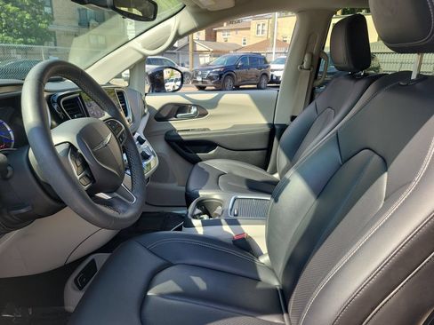 Certified 2024 Chrysler Pacifica Limited FWD image 19