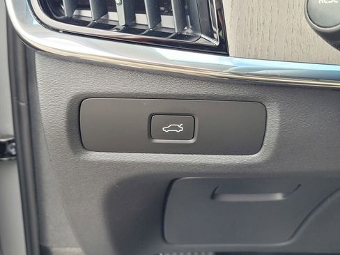Certified 2025 Volvo V90 B6 Cross Country Plus image 17