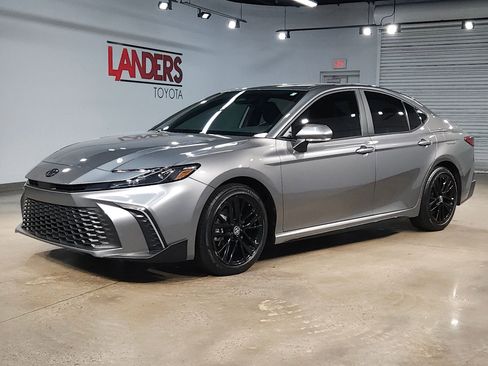 Certified 2025 Toyota Camry SE w/ Convenience Package FWD image 3