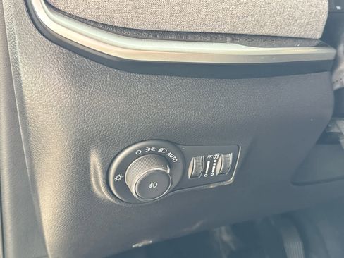 Used 2024 Jeep Compass Latitude image 11