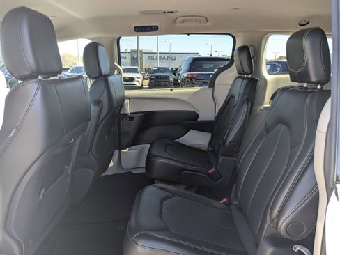 Used 2024 Chrysler Pacifica Touring-L image 14