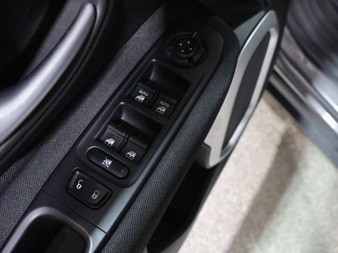 Certified 2018 Jeep Renegade Latitude w/ UConnect 8.4 Nav Group AWD/4WD image 14