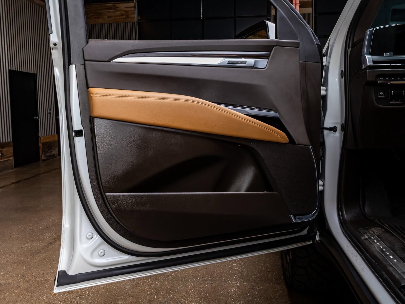 Used 2025 Cadillac Escalade Premium Luxury w/ LPO, Floor Liner Package AWD/4WD image 34
