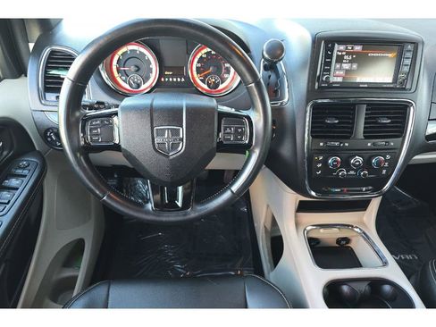 Used 2018 Dodge Grand Caravan SXT image 16