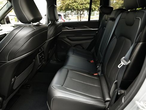 Used 2025 Jeep Grand Cherokee Limited w/ Luxury Tech Group II image 26