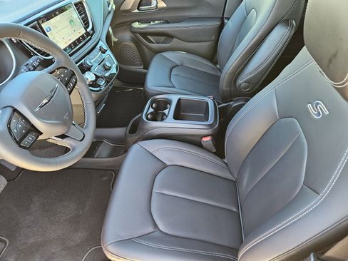 New 2026 Chrysler Pacifica Select w/ S Appearance Package image 14