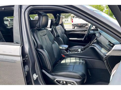 Used 2024 Jeep Grand Cherokee L Overland w/ Advanced Protech Group III AWD/4WD image 8