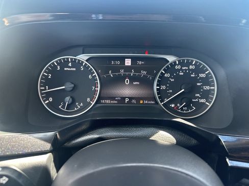Used 2025 Nissan Pathfinder SL AWD/4WD image 13
