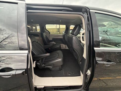 Used 2024 Chrysler Pacifica Touring-L image 15