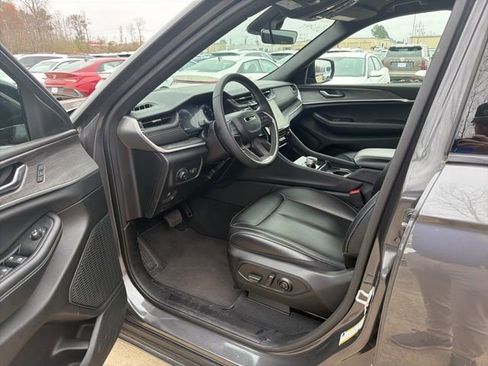Used 2025 Jeep Grand Cherokee Limited AWD/4WD image 12