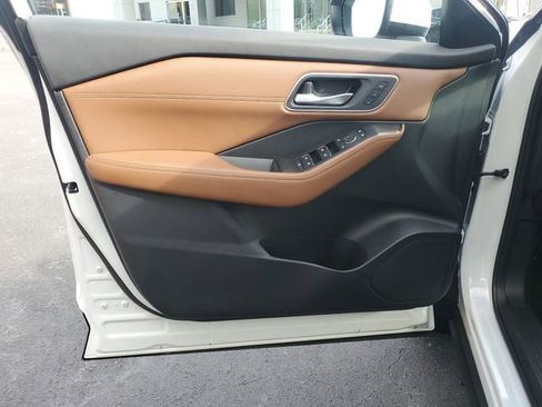 Used 2025 Nissan Rogue Platinum w/ Platinum Premium Package image 12