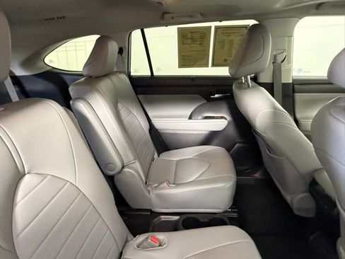 Used 2024 Toyota Highlander XLE image 42