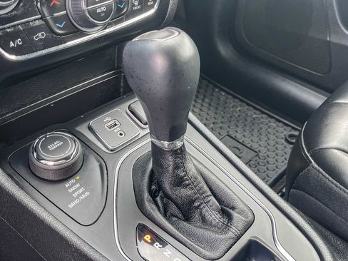 Used 2019 Jeep Cherokee Latitude Plus w/ Comfort/Convenience Group image 18