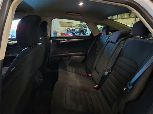 Used 2018 Ford Fusion SE w/ Fusion SE Technology Package image 17