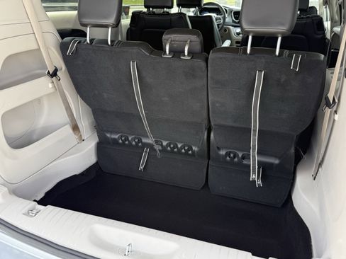 Used 2023 Chrysler Pacifica Touring-L image 32