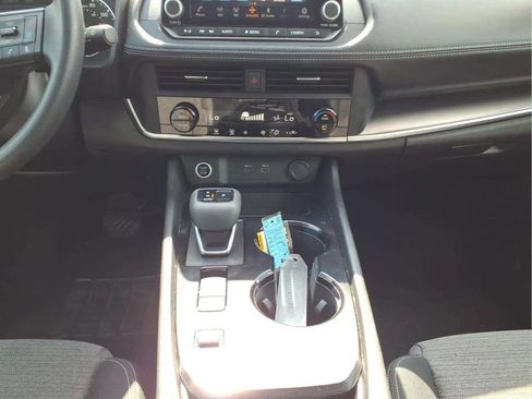 Used 2023 Nissan Rogue SV FWD image 12