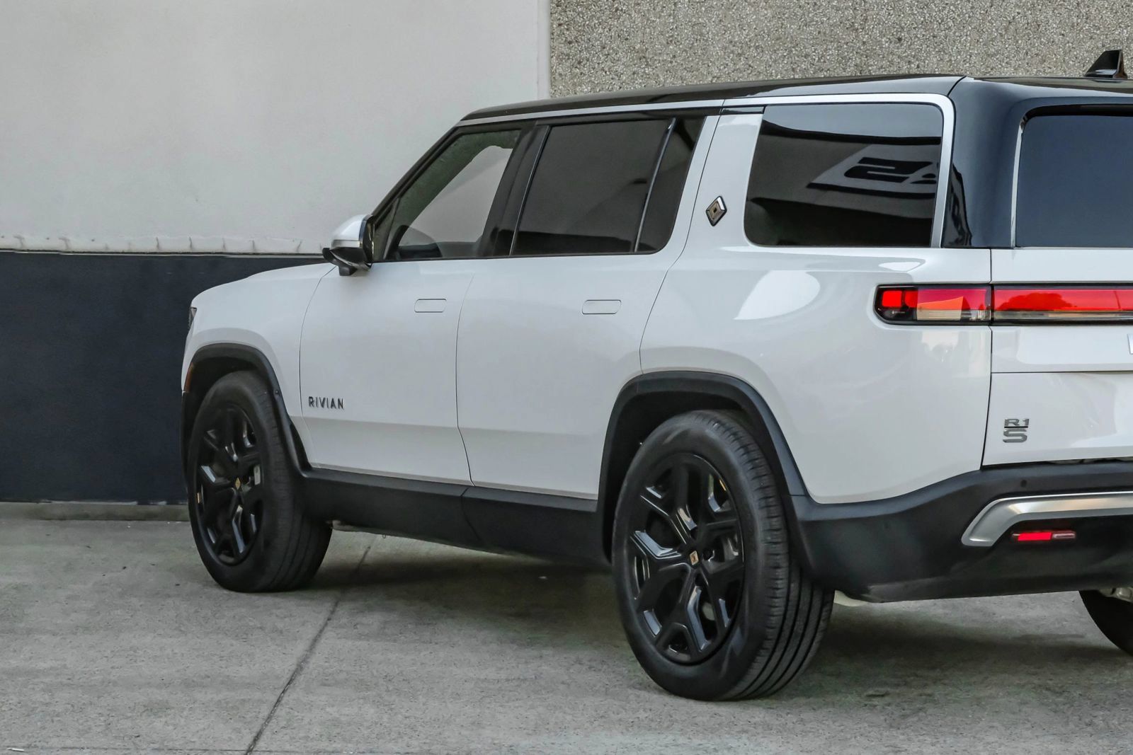 Used 2024 Rivian R1S Adventure Dual AWD/4WD image 17