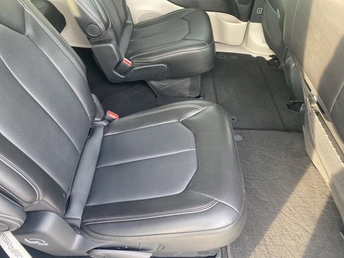 Used 2024 Chrysler Pacifica Touring-L image 28